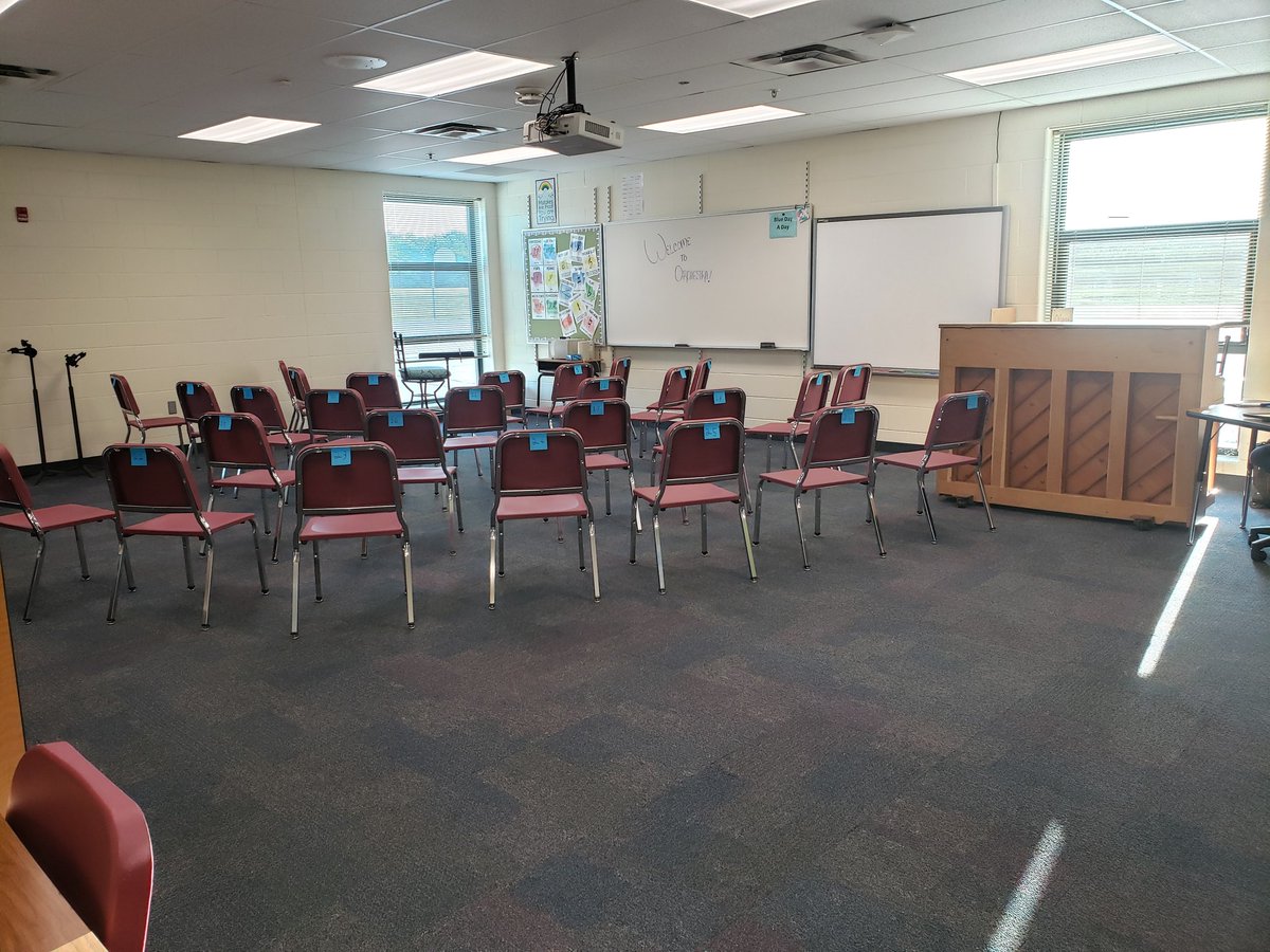 TeacherTuwei's tweet photo. First day of school!
I'm beginning my 8th year of teaching.

I am super proud of my classroom set up. :-) So glad to have a room of my own to decorate! (I had it last year, but with the baby, it didn't get very decorated...)

#nkcfirstday #NKC1stDay https://t.co/EEdulLVkIK