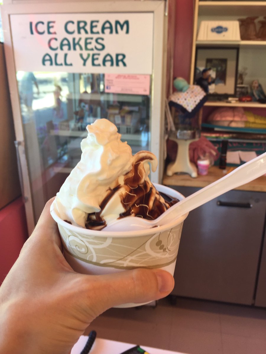 TheJennyLass's tweet photo. Dairy Dream soft serve in Cobourg: 1.25 thumbs up #crunchmeltsweet https://t.co/zHvyJ1keNz