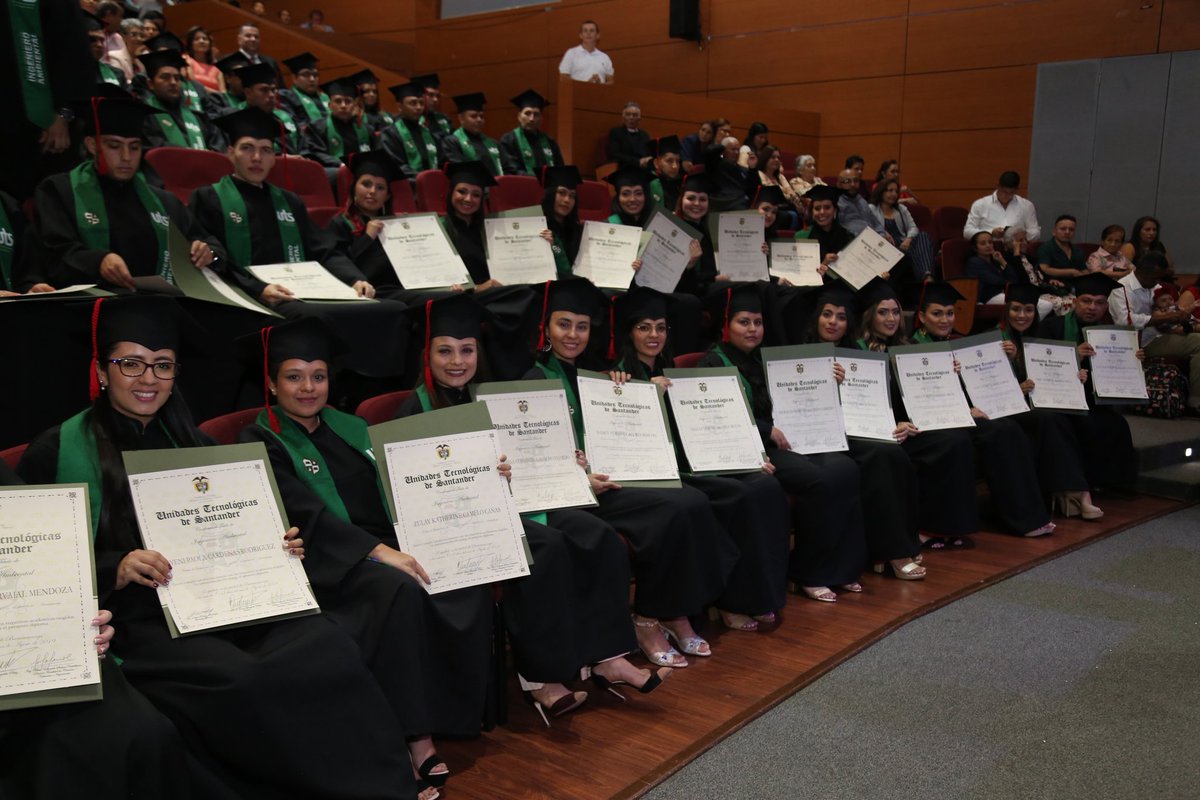 Unidades_UTS's tweet photo. #GradosUTS Bucaramanga (Ceremonia VI - 14 agosto 2019) 🎓📜
El rector UTS @olengerke graduó a 98 estudiantes que culminaron con éxito su formación profesional en los programas académicos de Ingeniería Ambiental e Ingeniería Electromecánica.
#SoyUteísta ✅ https://t.co/NF9C9rBgsl