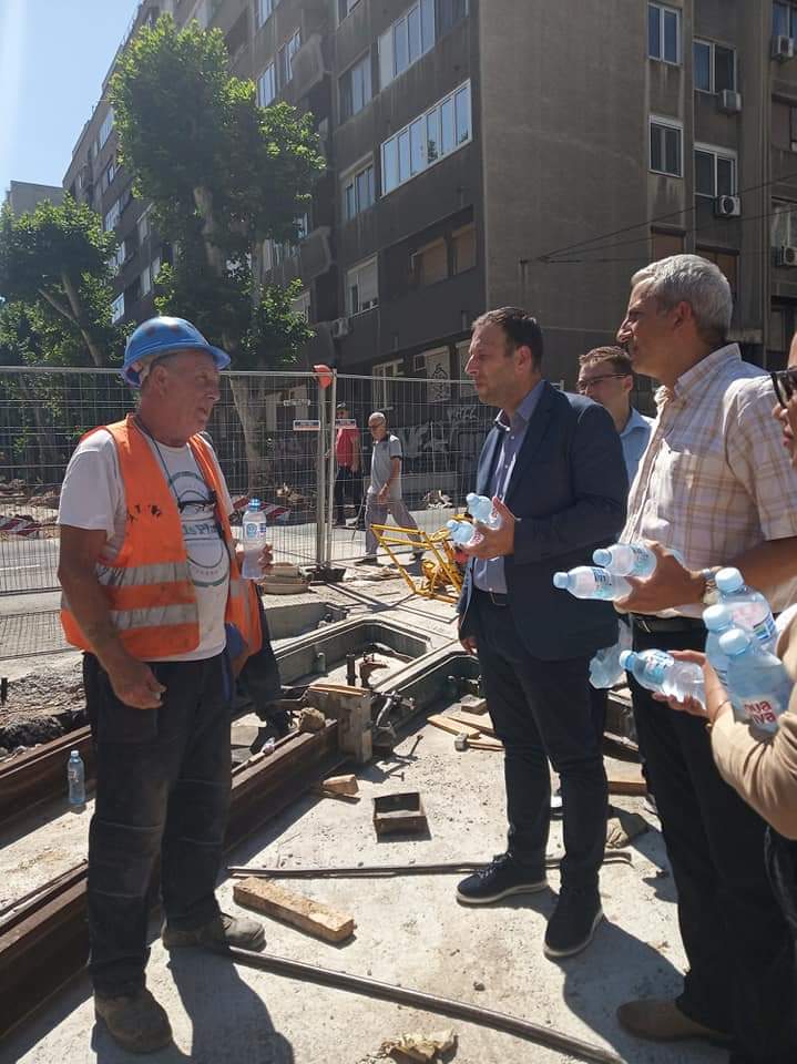 andrejam75's tweet image. Са градским урбанистом Марком Стојчићем смо обишли раднике на градилиштима на Топличином венцу и у Улици 27. марта. Дугујемо им захвалност што раде на високим температурама и чине наш Београд прелепим местом за живот.