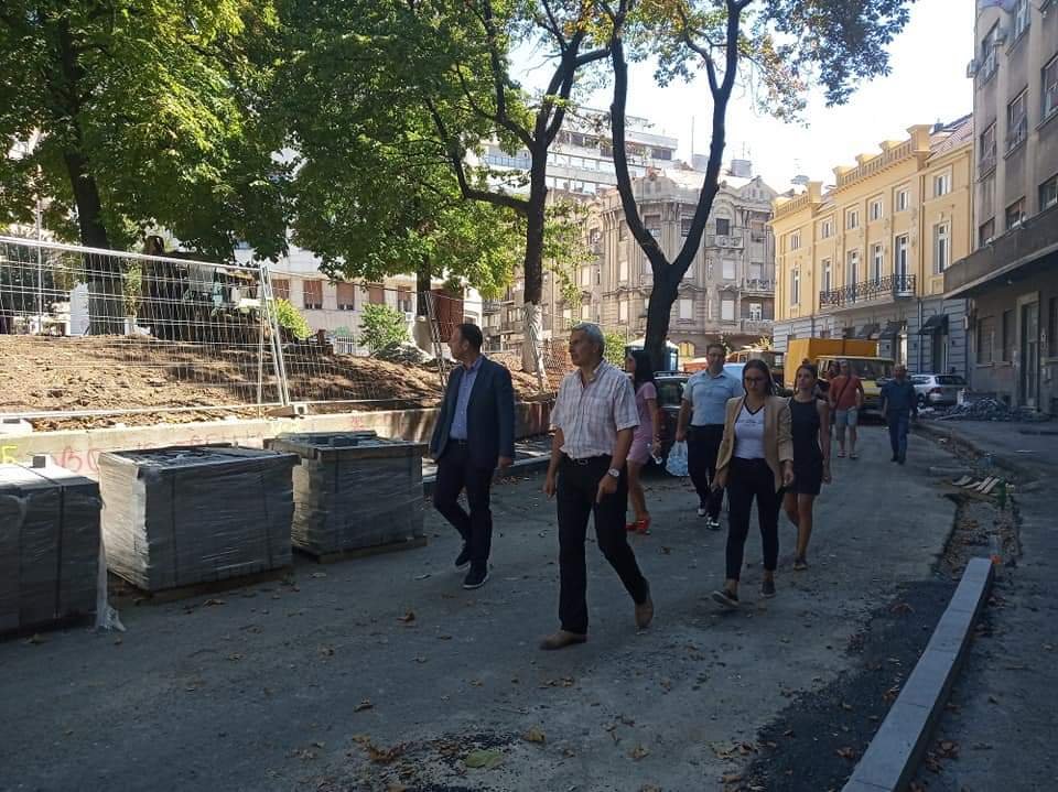 andrejam75's tweet image. Са градским урбанистом Марком Стојчићем смо обишли раднике на градилиштима на Топличином венцу и у Улици 27. марта. Дугујемо им захвалност што раде на високим температурама и чине наш Београд прелепим местом за живот.