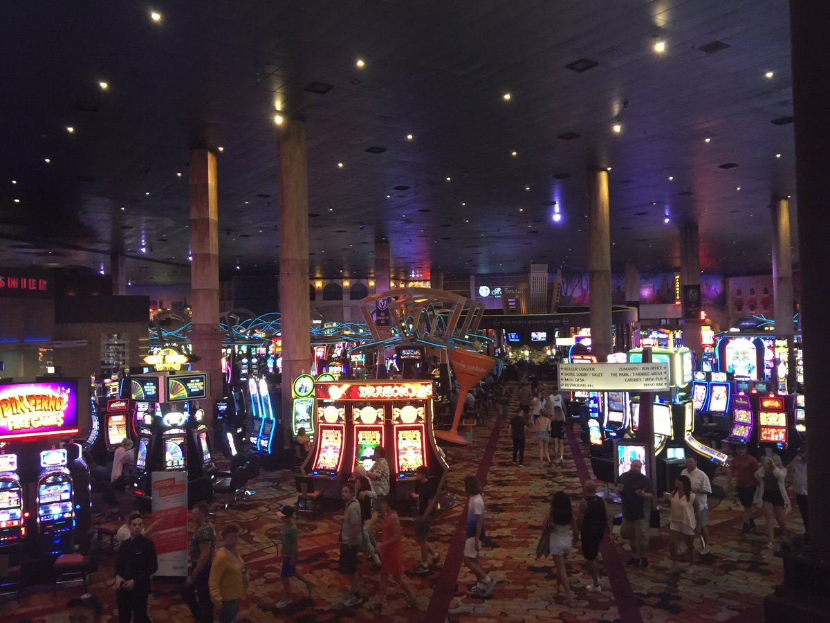 rodgerabbits's tweet photo. No clocks anywhere. Oxygen pumping in from vents. A maze of lights and sounds. I can count the hours of sleep I have had this week on both hands. Feeling fortunate (My intention is not to make anyone jealous or offended, I just want to share my experience) (: miss you all https://t.co/5UNPwDnRIx