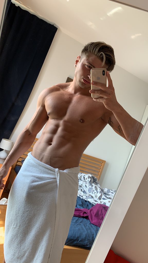 The towel selfie is a thing and we it @Carloseffort1 #bulge #bulgespotter #...