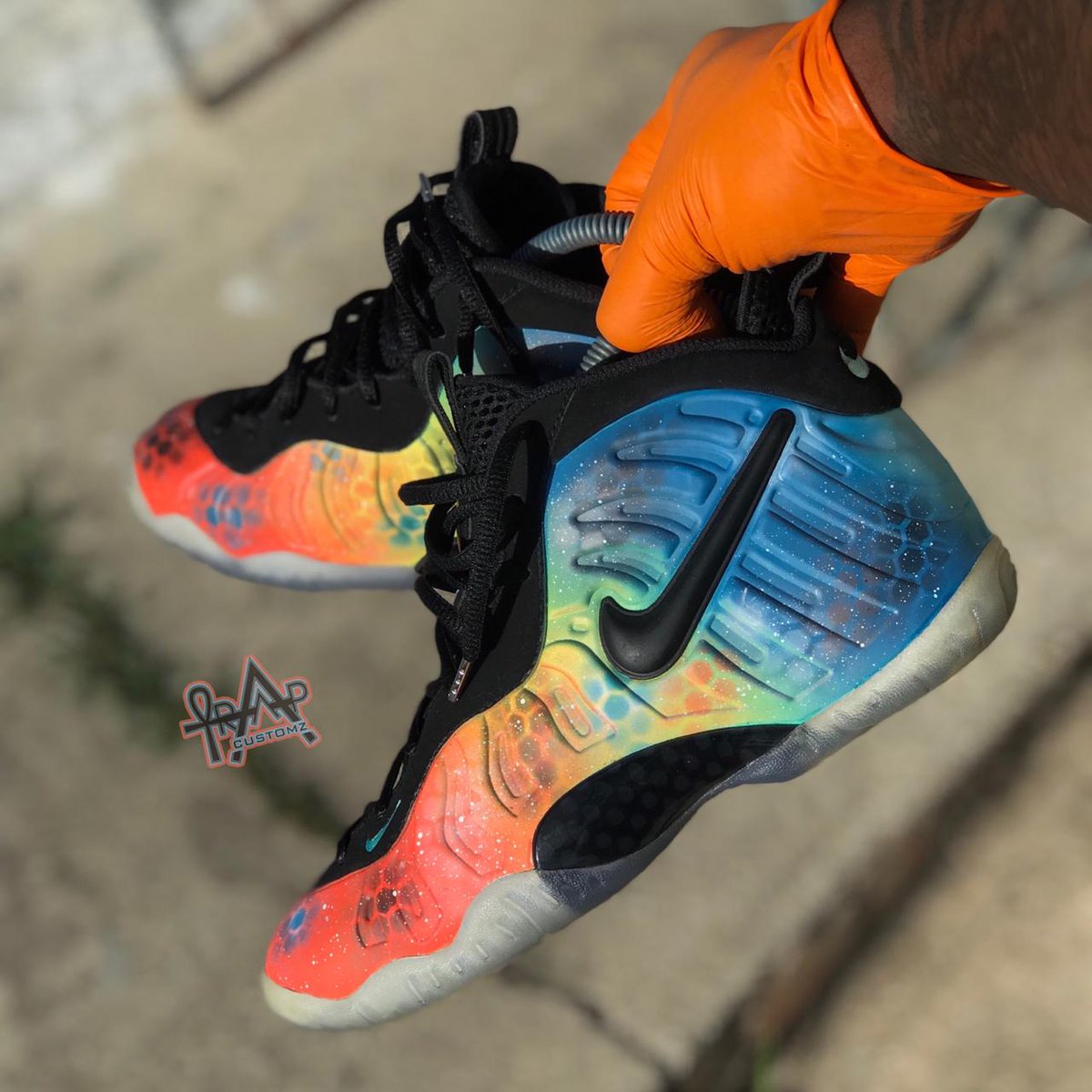 likking_7727's tweet photo. #foams #trapcustomz #rainbow #trending #getwithit #local #onlydabest https://t.co/bzKMpqm3hT