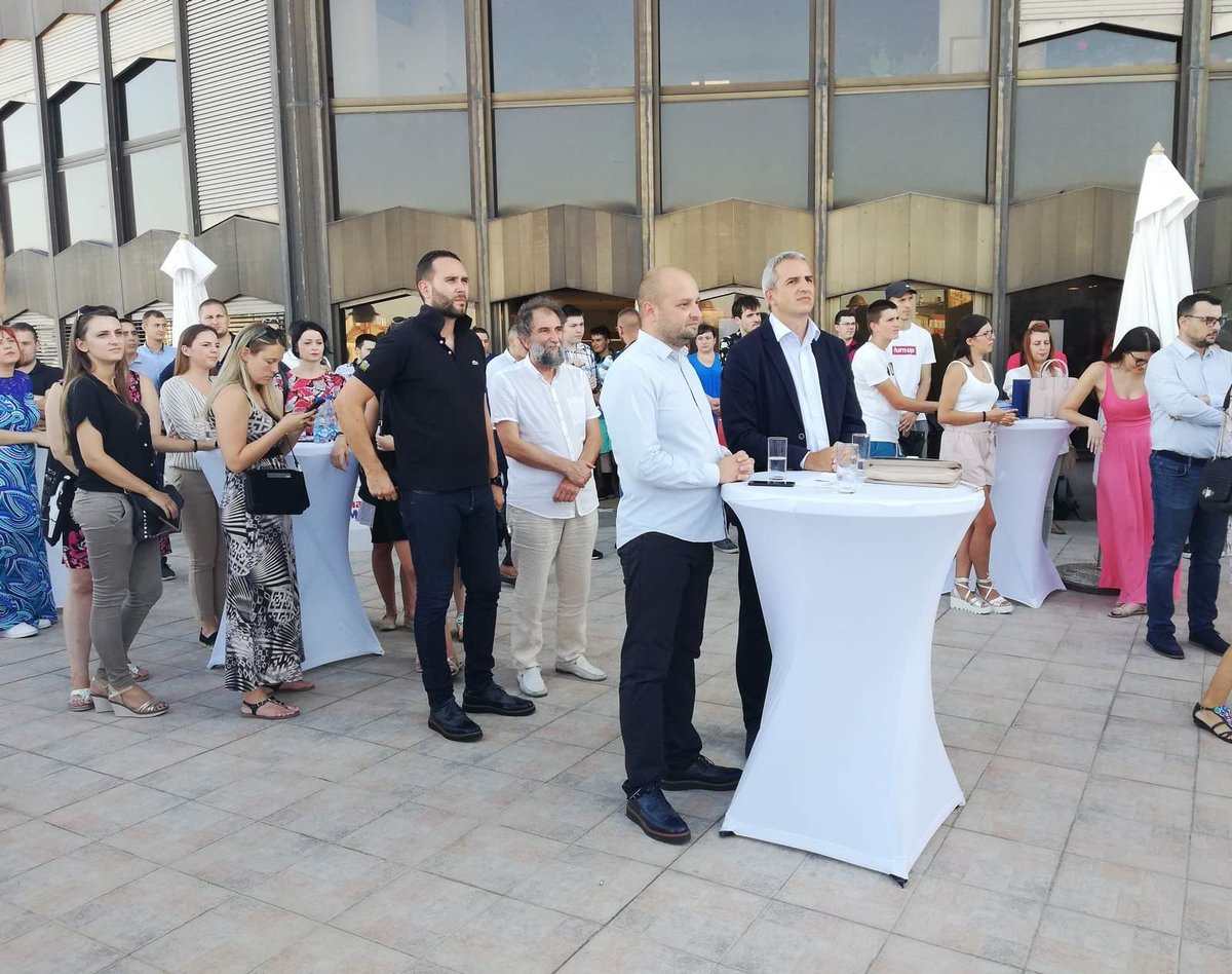 andrejam75's tweet image. Са министарком Славицом Ђукић Дејановић, помоћником министра спорта и омладине Урошем Прибићевићем, замеником директора Канцеларије за младе Немањом Марковићем и подсекретаром за спорт и омладину Николом Рајичићем смо обележили Дан младих