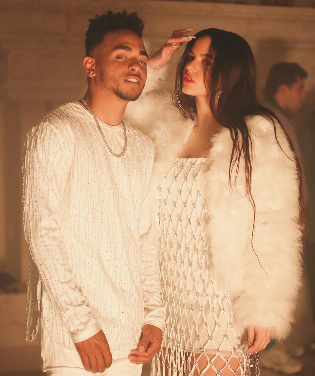 ozuna's tweet photo. Yo X Ti @rosaliavt https://t.co/l9h2v6RMcJ
