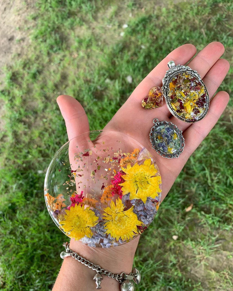 FlowerProject18's tweet image. Wildflower Coaster, Necklace pendants, and a tiny heart suncatcher. 

#TheFlowerProject #WildFlowers #WeddingFlowers #WeddingFlowersDecor #FlowerWedding #WeddingFlowers #Flowers #GiftForBride #WeddingGifts  #CustomMade #SpecialKeepsake #GiftIdeas #Summertime #ShopLocal #Flores