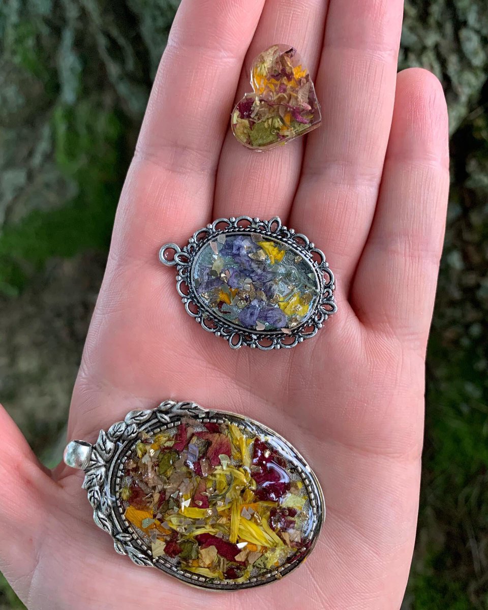 FlowerProject18's tweet image. Wildflower Coaster, Necklace pendants, and a tiny heart suncatcher. 

#TheFlowerProject #WildFlowers #WeddingFlowers #WeddingFlowersDecor #FlowerWedding #WeddingFlowers #Flowers #GiftForBride #WeddingGifts  #CustomMade #SpecialKeepsake #GiftIdeas #Summertime #ShopLocal #Flores