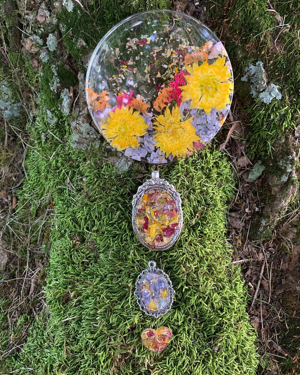 FlowerProject18's tweet image. Wildflower Coaster, Necklace pendants, and a tiny heart suncatcher. 

#TheFlowerProject #WildFlowers #WeddingFlowers #WeddingFlowersDecor #FlowerWedding #WeddingFlowers #Flowers #GiftForBride #WeddingGifts  #CustomMade #SpecialKeepsake #GiftIdeas #Summertime #ShopLocal #Flores