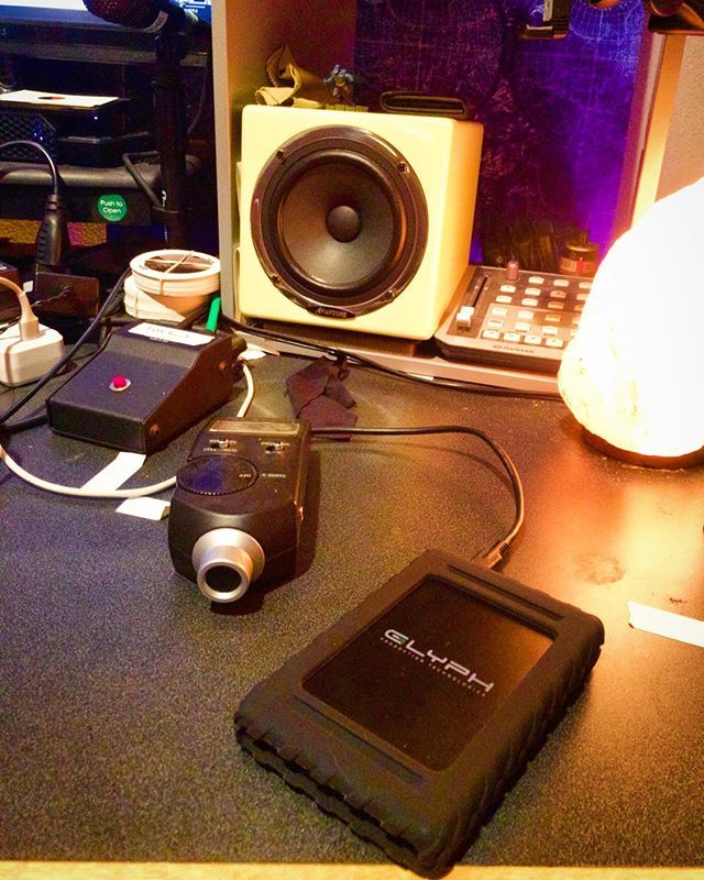 mosoundpro's tweet photo. View from the jumpseat #mixingengineer #recordingstudio #heavymetal #musicmixing #speakers #talkback #desk #saltlamp @avantonepro @whirlwind_usa @glyphtech https://t.co/7ov16LL7Q3 https://t.co/VfZnSJh1Wb
