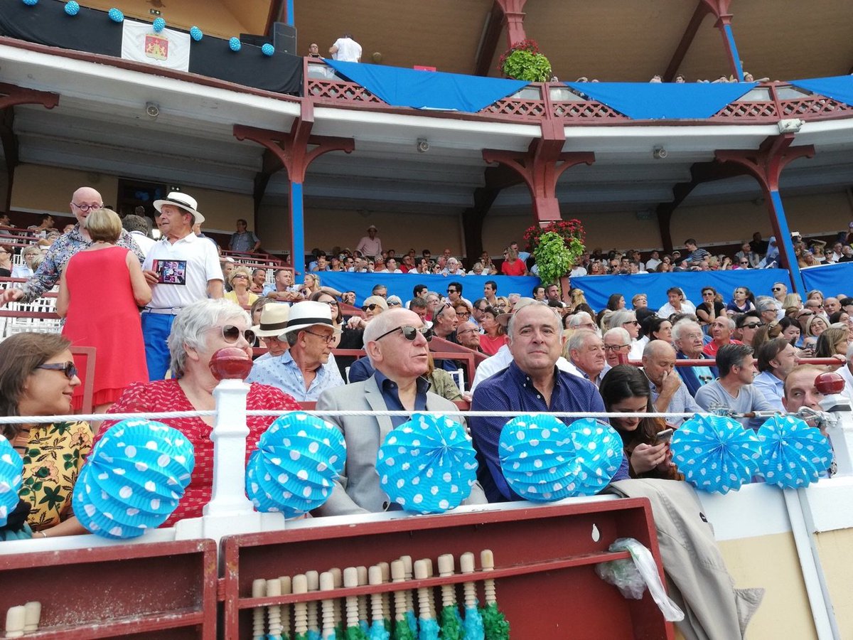 LigueDesAnimaux's tweet photo. Aujourd'hui, Didier Guillaume, ministre de l'agriculture en charge de la protection animale et @j_gourault une autre ministre sont dans les arènes de Bayonne pour voir une corrida.

Doit on encore faire confiance à un ministre qui n'apporte aucun intérêt à la protection animale ? https://t.co/g5TqwSps6N
