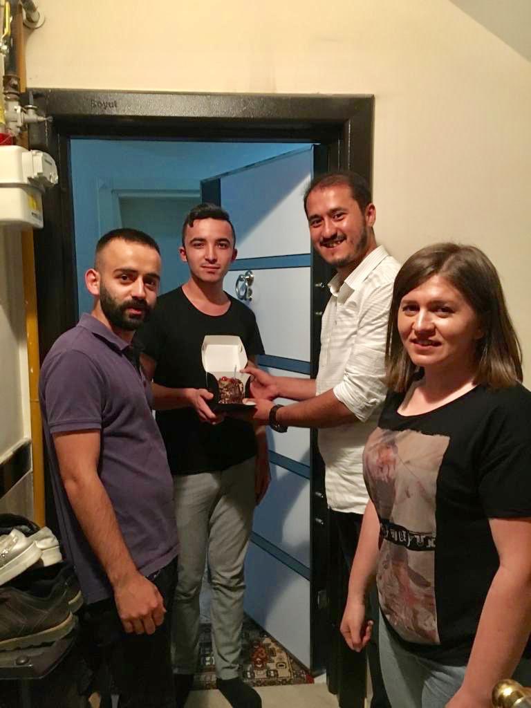 boluakgenclik14's tweet photo. Gençlik Kolları İl Başkanımız @sametkocadag ile beraber bugün #YaşımızHep18 diyerek #AKParti18Yasında etkinliğimiz kapsamında AK Partimiz ile aynı gün doğan “İlker KOCATAŞ,Enes GÜLER,Yağmur KÖSE,Akın ARIK”kardeşlerimizin doğum gününü kutladık. Nice kutlu yaşlara. @drbetulsayan https://t.co/quy4qV77rF