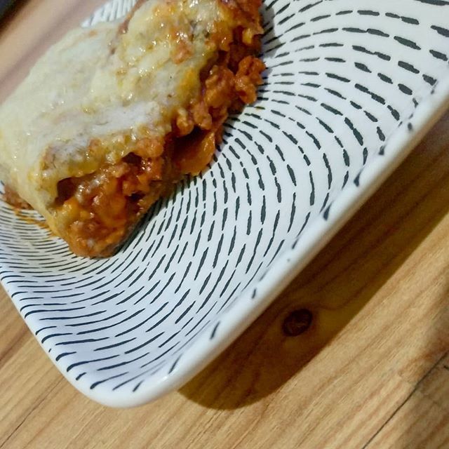dehornedunikorn's tweet photo. Elkészült az első muszakám. Szerelmes volt a szakács, de még így is nagyon finom lett.
.
.
.
.
#foodphotography #plate #muska #aubergine #eggplant #potato #cumin #cheese #besamel #greekkitchen https://t.co/QcXrNZ9Pp7 https://t.co/0mNikSrkoU