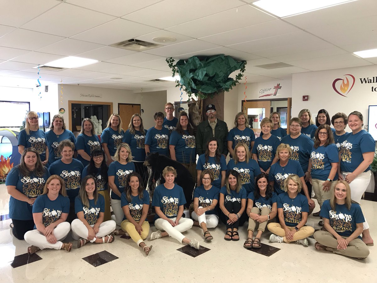 NorfolkCatholic's tweet photo. 2019-2020 Elementary Faculty & Staff #smoreJesus #ThisIsNC #DiscovertheLight @SacredHeartNflk https://t.co/IaLHCosvXA