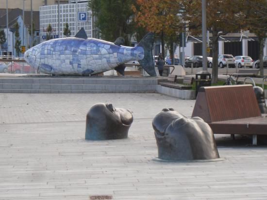 IMadeItCrafts's tweet photo. Love that all types of #sculpture, traditional &amp; modern are appearing on our streets. 'The #Salmon of Knowledge' a 32 ft ceramic #mosaic sculpture by Irish artist #JohnKindness, is on #Donegall #Quay in #Belfast. Popular with curious visitors &amp; #seals ! https://t.co/RUg8W4qlo8 https://t.co/c2ERRHKQOD