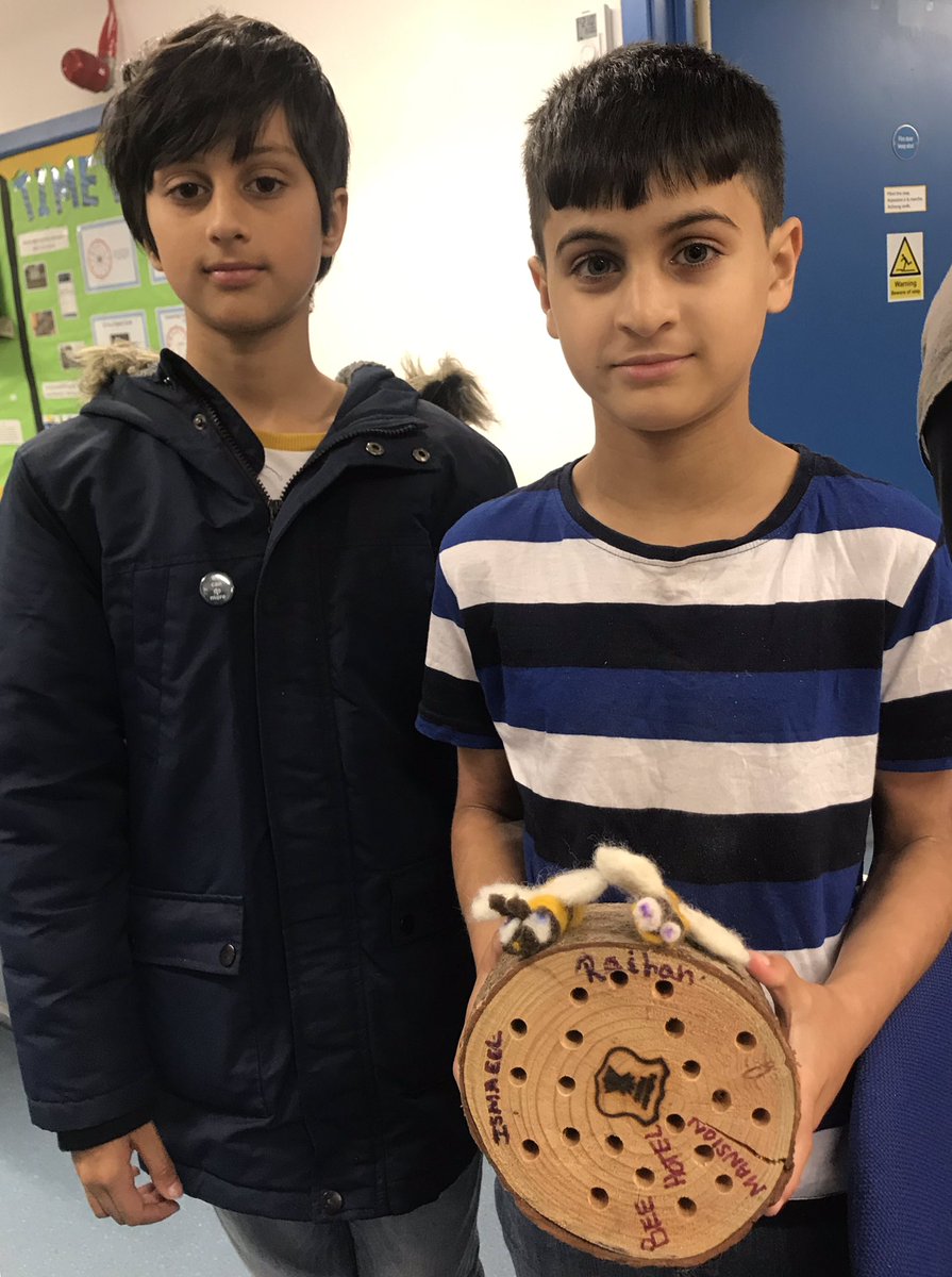 pv4ulytham's tweet photo. Thank you @crl_live for inviting us to Accrington station to make #PollinatorPitstops and needle felted bees as part of our #MakeABeeline project You are all very creative ππΈ @GrowWildEngland #PollinatorFriendlyStation #bees #GransOnTheMake @VirginTrains https://t.co/YdN6P7sxxf