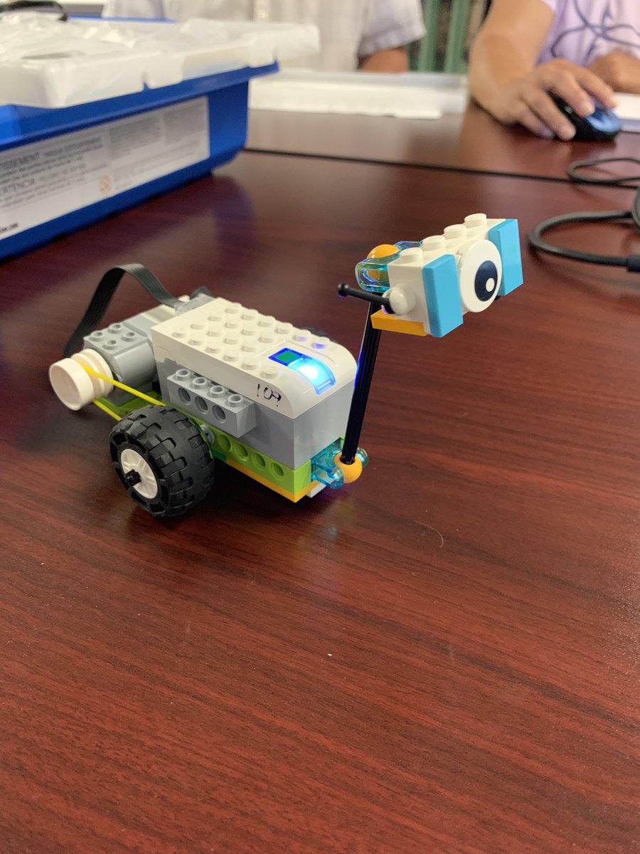 Gerivarela1's tweet photo. @EMCSD leggo training was fantastic! I canโt wait for my 3rd graders to create their designs. #thirdgraderock https://t.co/KEnXTl6dT1