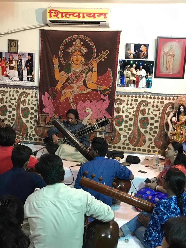 spkacademy's tweet photo. Ustadji was teaching master classes in Varanasi, India this past week. Here are a few pics!
#sitar #learnsitar #playsitar #lovesitar #etawahgharana #taleem #music #tabla #training #learnmusic #classicalmusic #indianclassicalmusic #masterclass https://t.co/GcYHTg2QY8