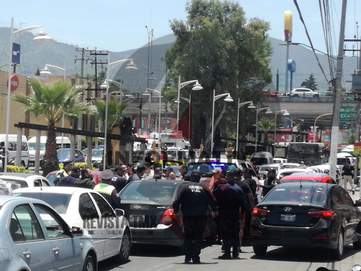 RevistaTMX's tweet image. 🚨 #ÚltimaHora.- Reportan #trifulca entre #policías municipales de #Coacalco, con presuntos #ministeriales sobre Blvd. Coacalco y #Abedules. La situación bastante delicada. @MrElDiablo8 @azucenau @mileniotv @telediario