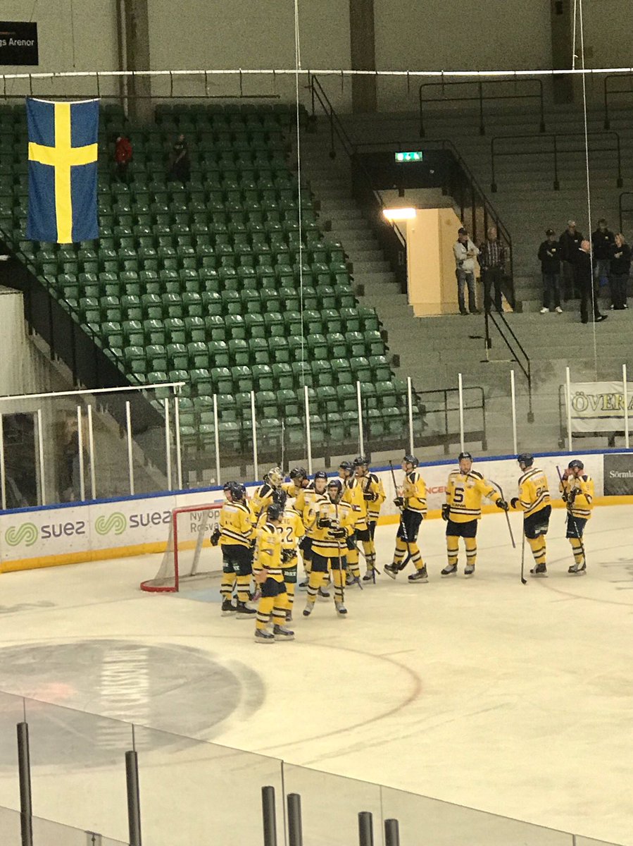 pellecarlsson's tweet photo. Sitter nöjd i bilen hemifrån Nyköping, drar inga direkta växlar av själva vinsten, även om det alltid värmer att se fina SSK-mål 😜 Nä framförallt är det bara såå gött att se SSK spela igen å att säsongen äntligen är igång 💙💛Stort gäng styrkekramar till Höglund 🤗 #twitssk https://t.co/BmgQSWIDUV