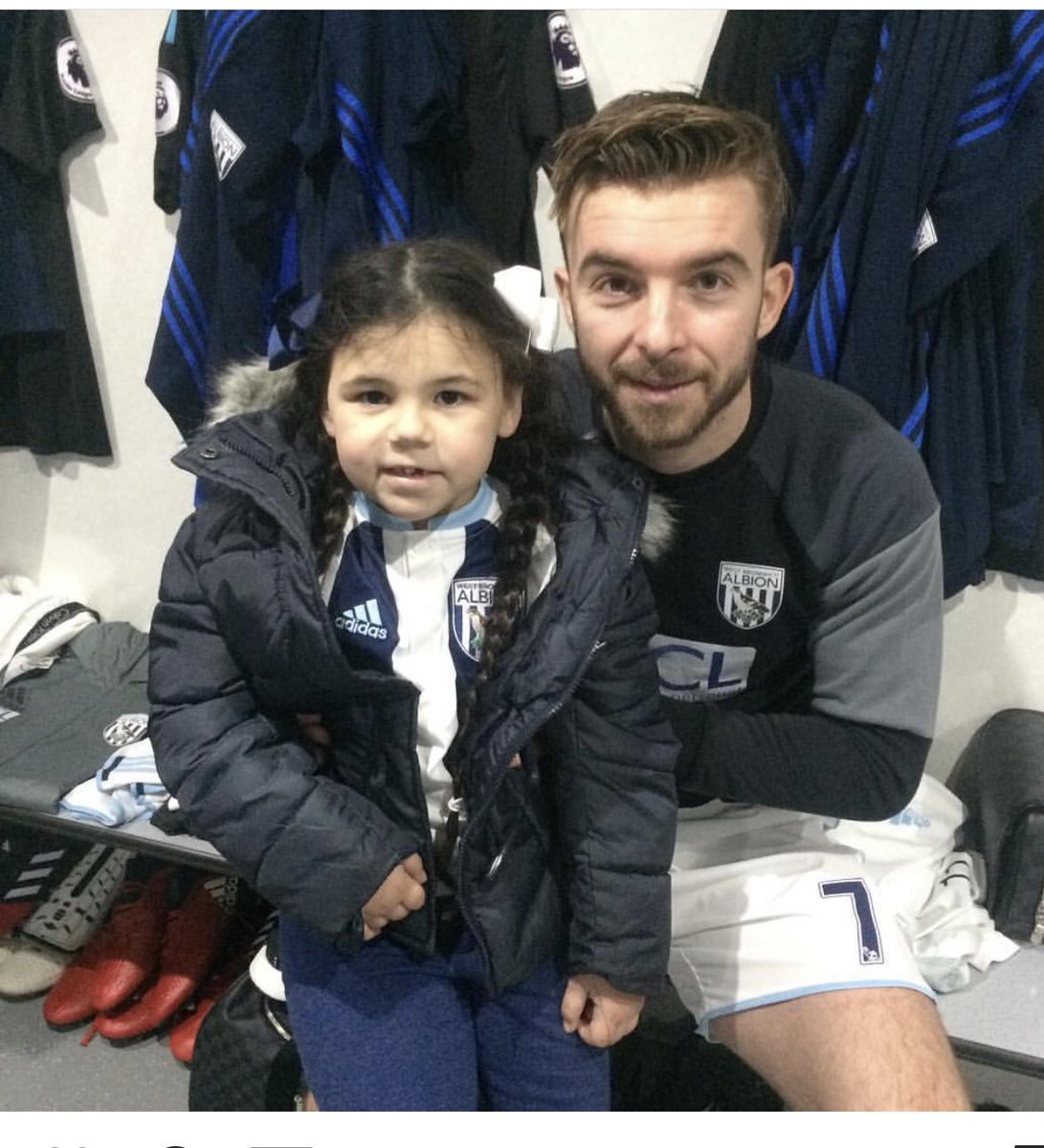 juliehaffner's tweet photo. @WBA im a big massive mozza fan since day 1 (must be because we are the same age and we share the same birthday month π€£) but this amazing man looked after me and Lily at sprus away when lily was mascot. πππ #thankyoumozza #mozzalove π https://t.co/rfFP43ghxQ