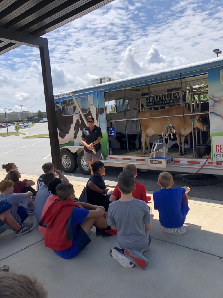 ETBoothSTEM's tweet photo. Learning from the Georgia Mobile Dairy Classroom! https://t.co/HLkHDpLo3I
