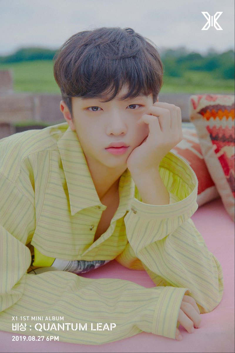 dear98u's tweet photo. 미쳤나봐 샘들 이거 솑둉표 입은 옷이래요 진짜 찐으로 하의실종이었던 거야..? 야 핝슿윽 반응 볼만하겠는데 메이킹 주세요 https://t.co/d4oXUtDEwL