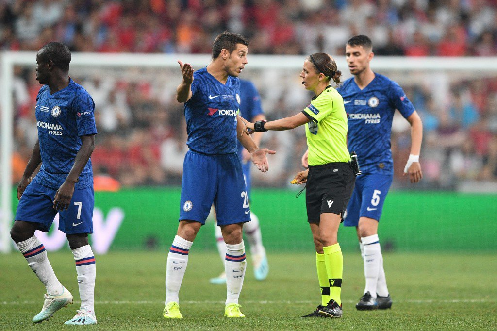 nicolleferguson's tweet image. Las imágenes que van directo a la historia del fútbol:

Stéphanie Frappart 🇫🇷 pitando una final de competencia europea masculina. 

Primera mujer que lo logra🙋🏻💪🏻