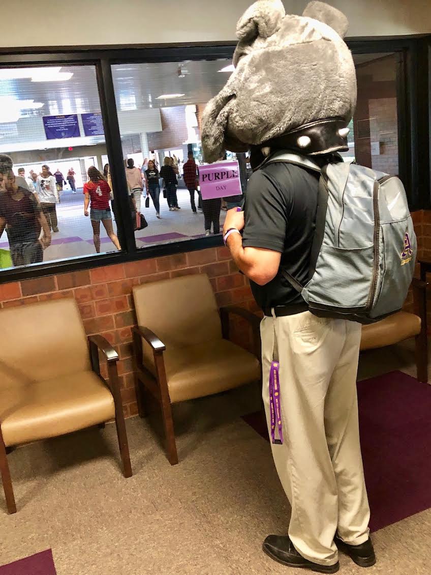 ArkCitySchools's tweet photo. Sally the Bulldog was a little nervous about the first day of school (hey, we get it) but after a pep talk from Mr. Truelove, all was well. Remember to be kind to one another, Bulldogs!
@ACHS_Admin
@achsbulldogs
#ArkCityPROUD
#ACback2school https://t.co/tl8jmInVjT