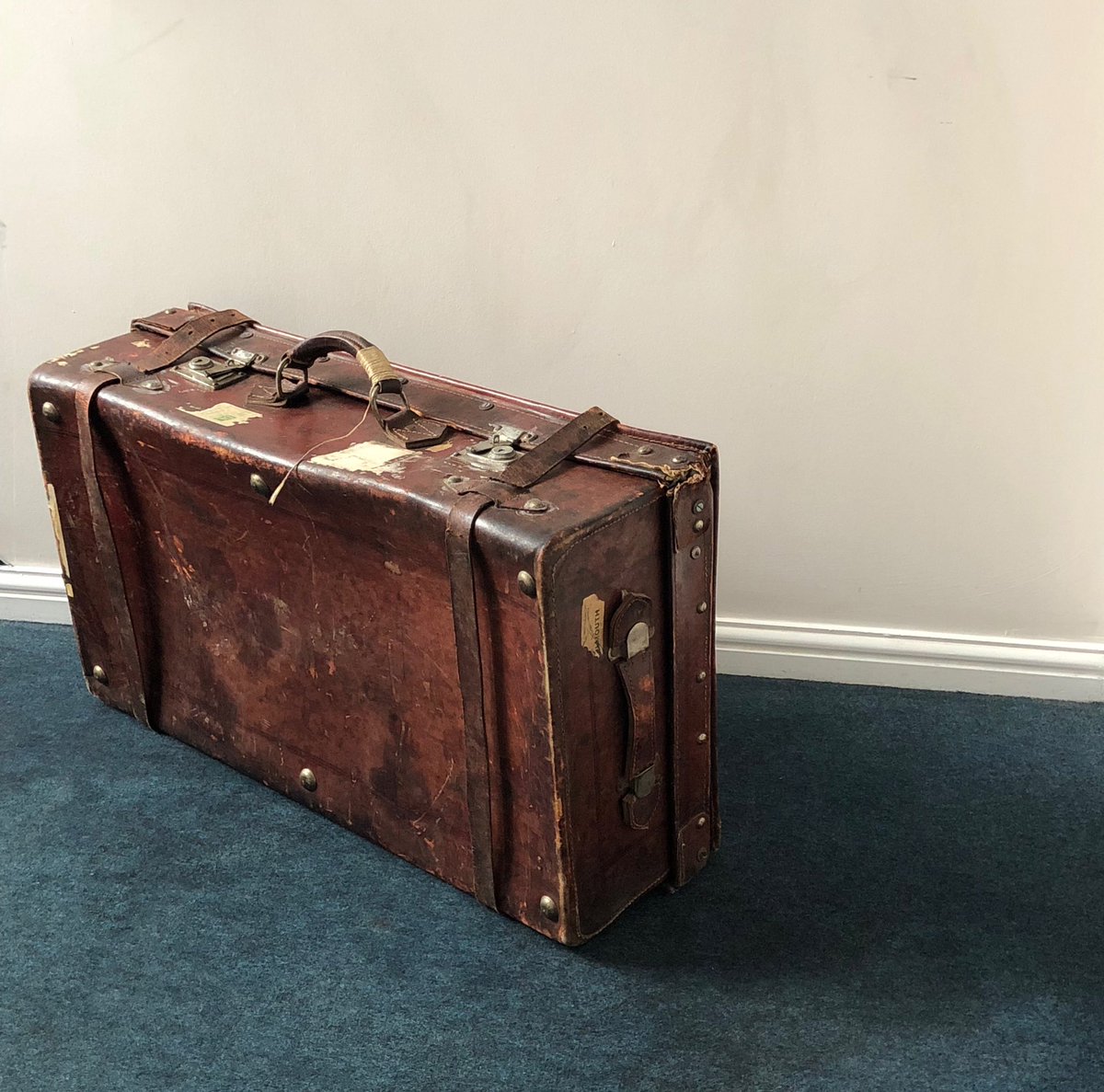 InfoAffair's tweet photo. Just listed. The Goth Naomi is an impressive large distressed leather suitcase. Perfect for storing the winter woolies. Check her out 😍 https://t.co/Yiw3sCo3zE #vintagesuitcase #retrosuitcase #vintageshowandsell #vintageleathercase #wedding https://t.co/VPDNCRQNm6
