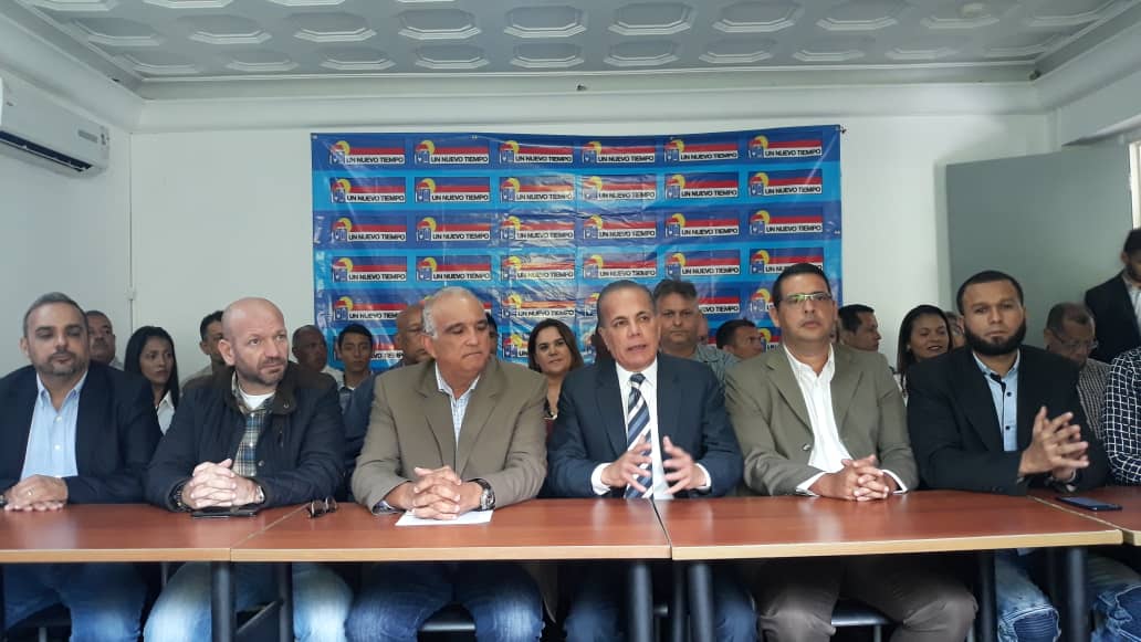 unidadvenezuela's tweet photo. Movimiento Bolívar por el cambio se unió a las filas de @partidoUNT  con más de 200 dirigentes y activistas https://t.co/tWE3iZKIF4 https://t.co/nvdeeviECz
