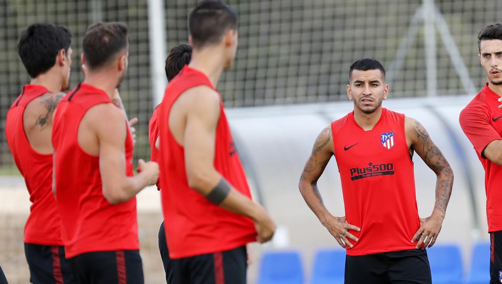 juanmaromerodm's tweet photo. A esta hora sigue sin haber luz verde a la salida de Rodrigo, que hoy trabajó al margen del club que le paga, porque Correa sigue en el club que le paga mientras que entrena como uno más. El Valencia, como club serio, debe marcar un plazo sin someterse a las gestiones de otros. https://t.co/OwimWm14nj