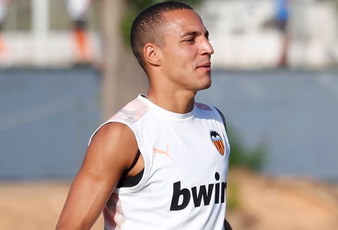 juanmaromerodm's tweet photo. A esta hora sigue sin haber luz verde a la salida de Rodrigo, que hoy trabajó al margen del club que le paga, porque Correa sigue en el club que le paga mientras que entrena como uno más. El Valencia, como club serio, debe marcar un plazo sin someterse a las gestiones de otros. https://t.co/OwimWm14nj