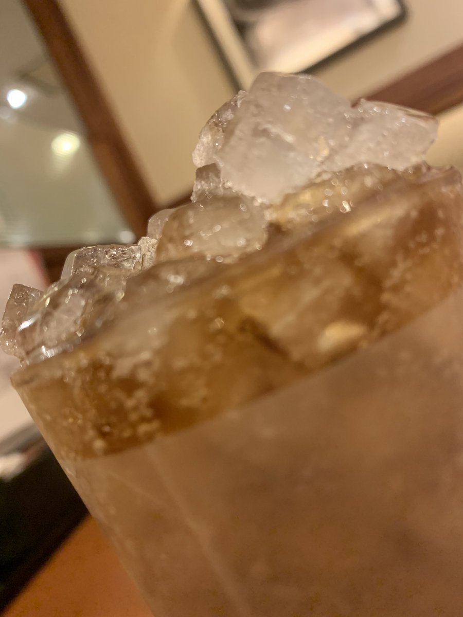 AkiraSimp's tweet photo. ぼーっとしてたら氷入れすぎてエベレスト出来てた🏔 https://t.co/MstSmic6fR