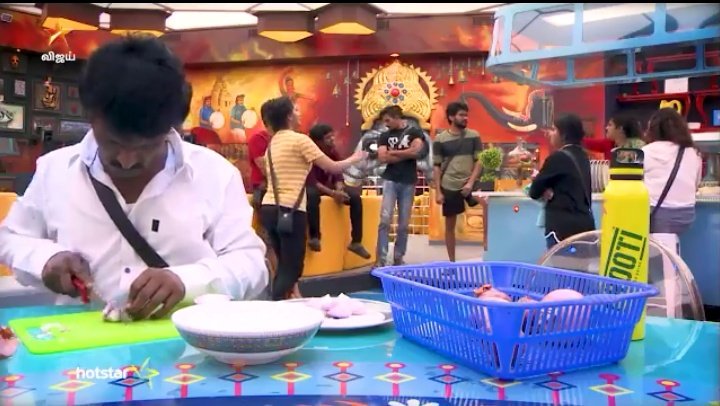 vharidharan's tweet photo. #Cheran sir Proved here 'Mathiyathai Thalai Vasal Mithiyathu' For the one who don't know the meaning it show that never ever go to someone who is not respecting you or your advise. #BiggBossTamil3 https://t.co/t9cQGBE37B