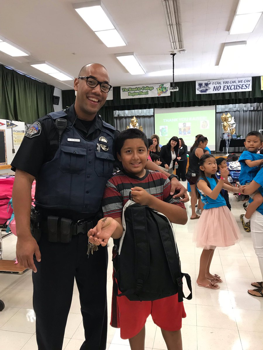 BPSchoolPolice's tweet photo. Officer’s Saunders &amp; McCrae along with Dispatcher Salazar were hard at work passing out 187 backpacks filled with school supplies at Pleasant View Elementary today. A BIG SHOUT OUT to @KPBaldwinPark for their generous donations ✏️ 🎒 📓 🎨 #BacktoSchool https://t.co/4SwpSkkcPS