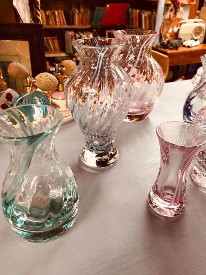 Clara_Bowe's tweet photo. Some pretty collectible glass vases in today #clarabowe #loveyourvintage https://t.co/j8j395z94L