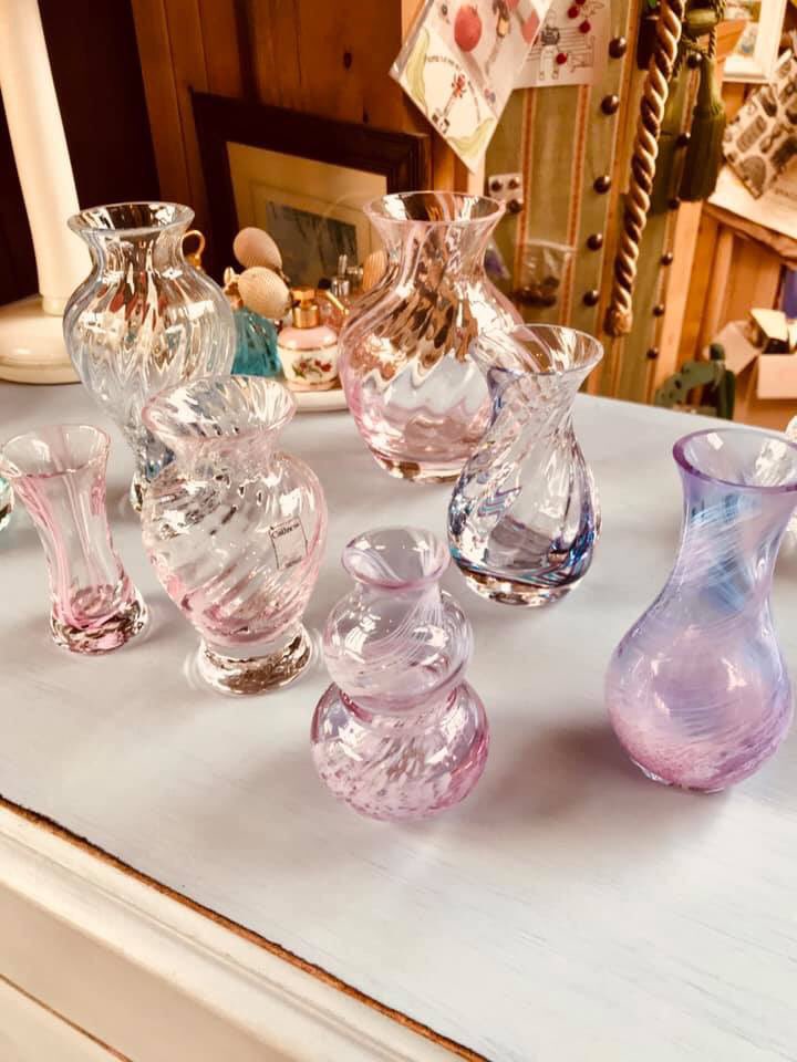 Clara_Bowe's tweet photo. Some pretty collectible glass vases in today #clarabowe #loveyourvintage https://t.co/j8j395z94L