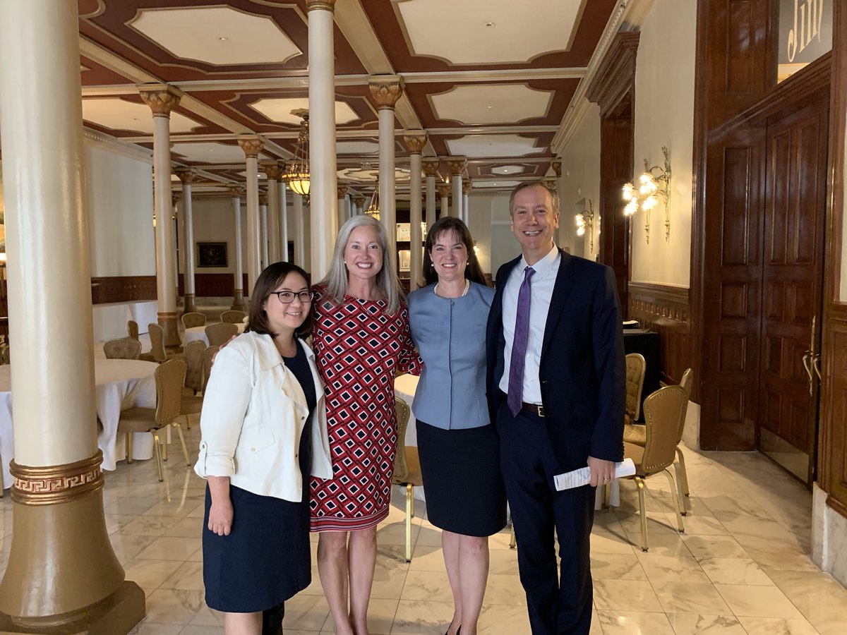 Hunt_Institute's tweet photo. Leading the conversations are #TN resource experts @JamieWoodson, @k_huff1, @HanseulKang & @McQueenCandice, who are discussing how the state led the way in teacher reforms, positively impacting the profession and student learning. #HKFellows https://t.co/wZyi3uireF