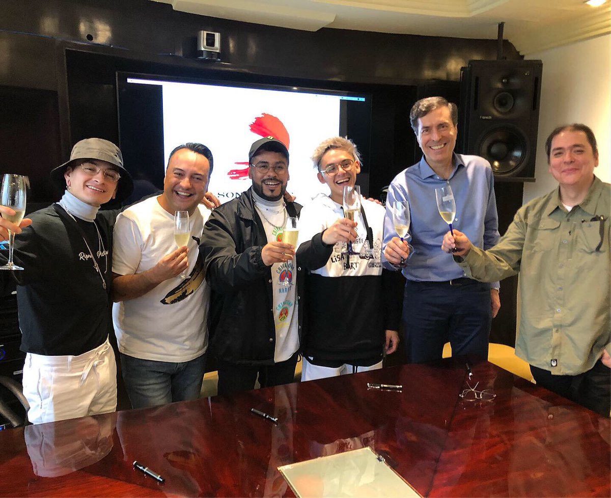GhettoKids_'s tweet photo. Hola @sonymusicmexico ! Lo logramos! Contrato Histórico @ToySelectah ✨🔥✨Del Ghetto para el Mundo ✨🇲🇽✨ https://t.co/JTrNwtzAmS