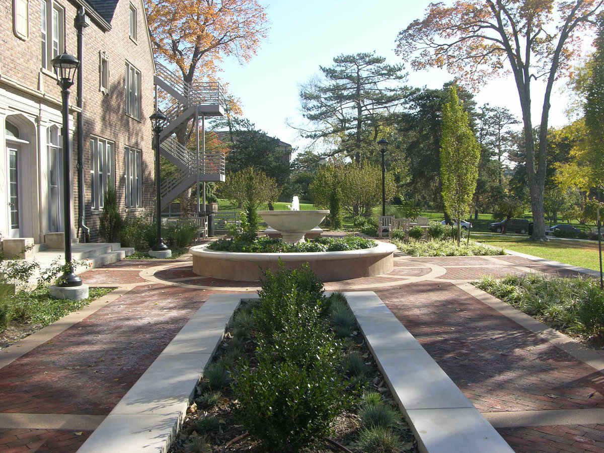 The formal design of the Marion Bloch terrace provides
a classical style outdoor space for the adjacent historic turn-of-the-century academic structure. With its
views of the south lawn, it provides an ideal location for small gatherings and quiet reflection. @UMKansasCity