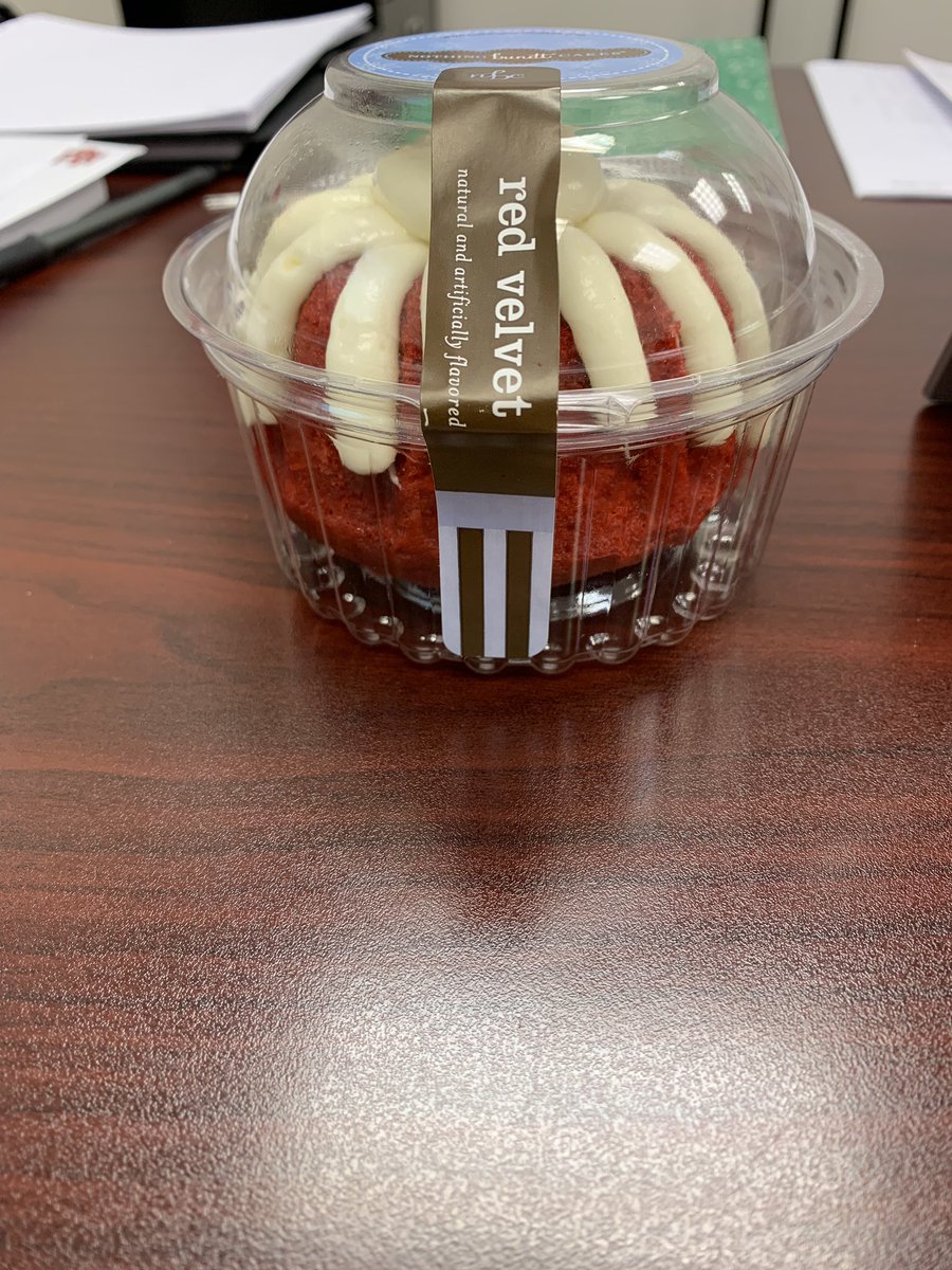 drcharford's tweet photo. Our superintendent celebrated our ‘B’ rating by showing the CHISD faculty and staff some appreciation today! I 💚 nothing Bundt cakes. Thank you Dr. Hudson! @cedarhillisd @geraldhudson #CHISDDAY1 https://t.co/yi6eO8Gx14