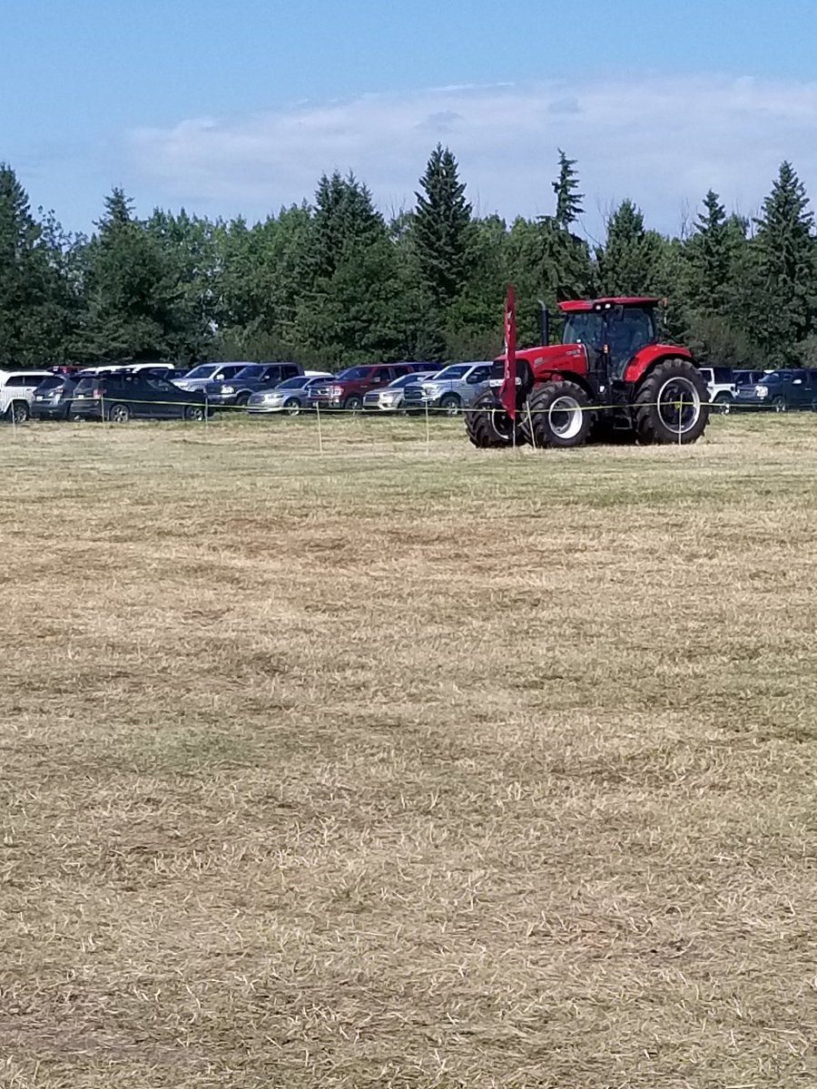 stipacomata's tweet photo. Doesn't matter the equipment colour when you're talking @AgSmartOlds technology @OldsCollege !
#AgSmart #OCSmartFarm #ColourDoesNotMatter #AgTech #Innovations #OutsidetheBox https://t.co/vnpLCfHuSJ