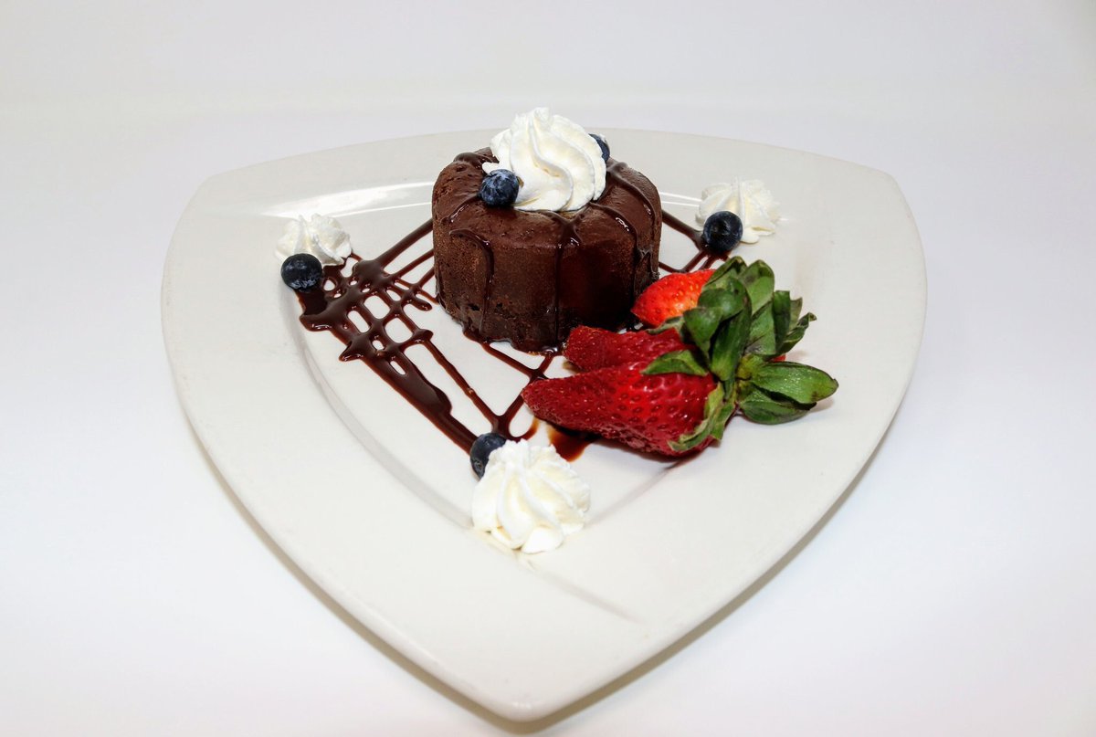 FeedYourTribe's tweet photo. Gosh, this Ganache Cake from the Terrace Club! 👀
You need this in your life, trust us!
#LetsEatCleveland https://t.co/UNVKNmtOd2