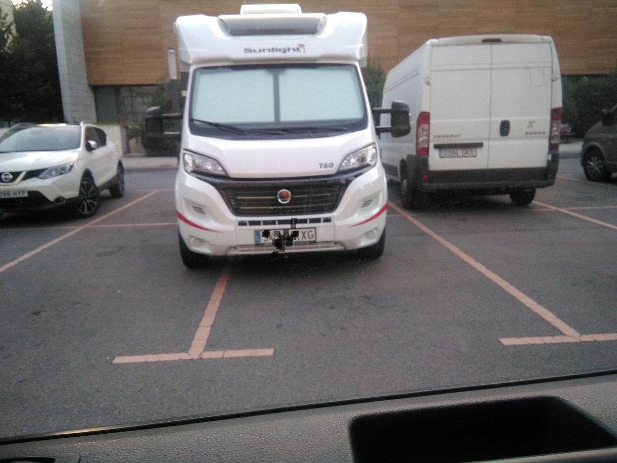 _danibb's tweet photo. Autocaravana #aparcada ocupando CUATRO plazas.
Civivox #iturrama
@PamplonaIrunaPM https://t.co/FRjzPIRBIN