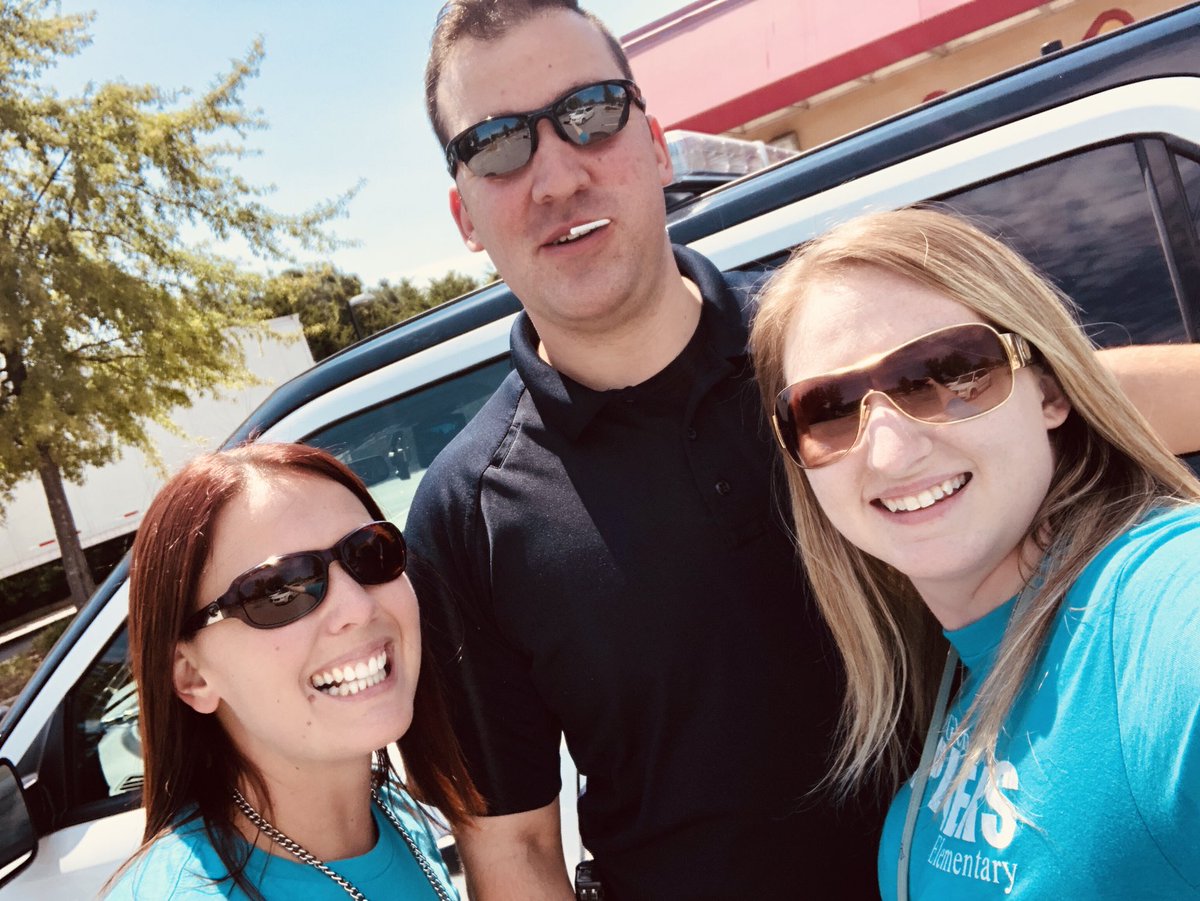 MrsReynoldsCrew's tweet photo. Photo scavenger hunt @MGES510 @LexingtonOne https://t.co/2td7rVN51f
