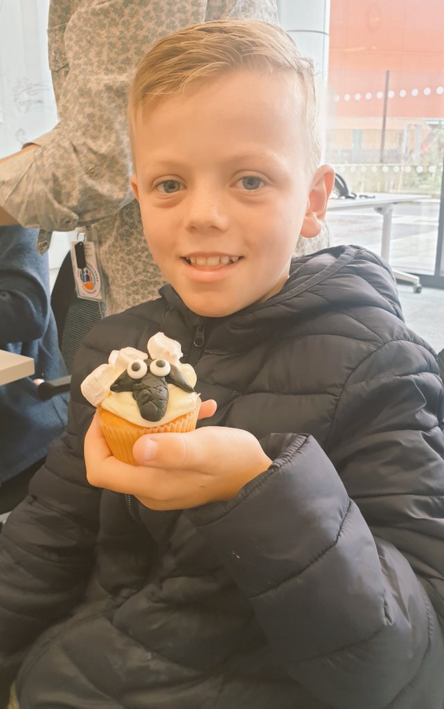 bitcni's tweet photo. It was hard work building websites today at the @AllstateNI #TimetoCodeSummerCamp Thankfully decorating cupcakes & making butterflies helped ease the pressure #MyFirstWebsite #NewSkills #FunVolunteers https://t.co/xSA5L1nkOo