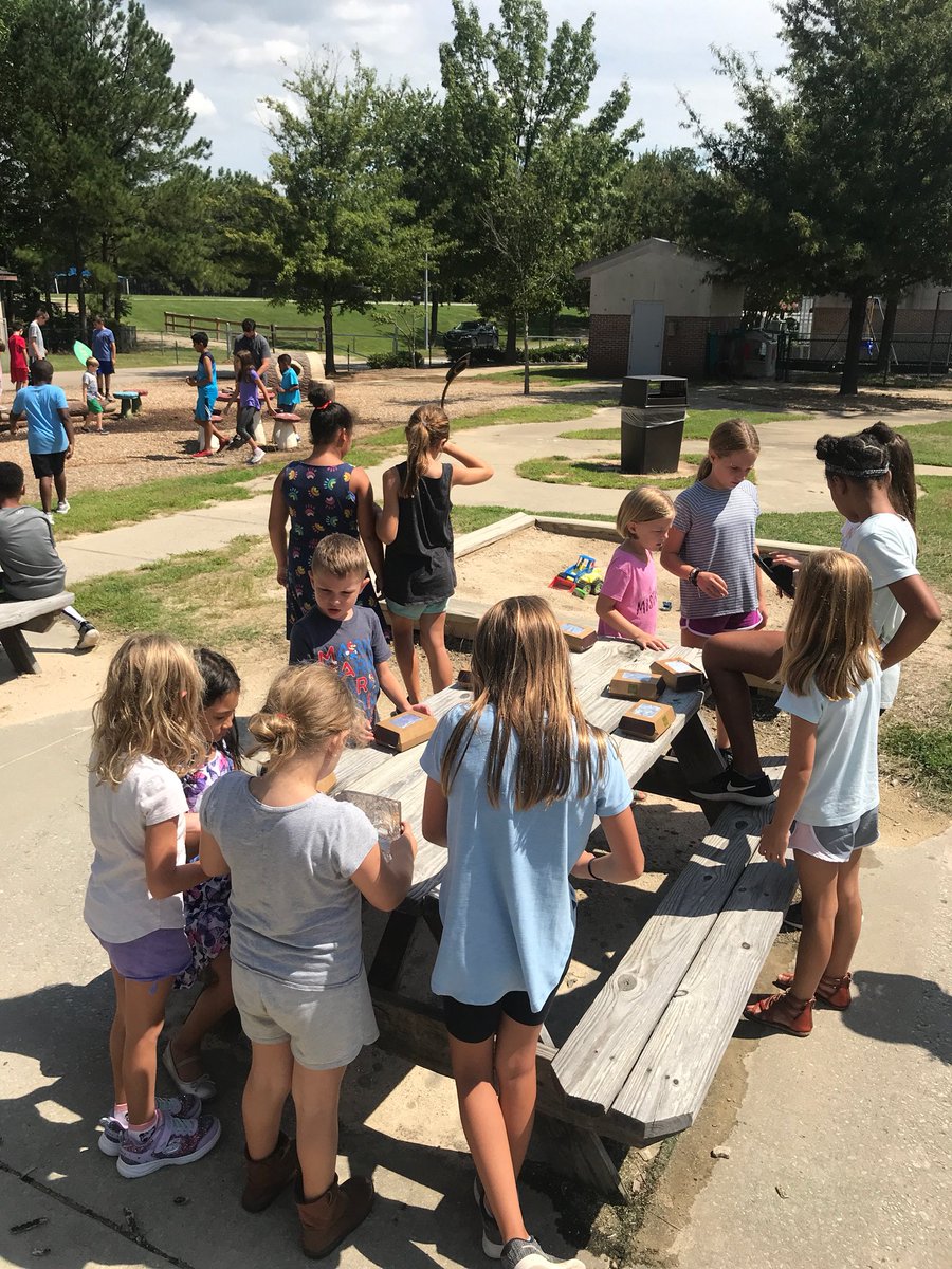 MrRmulford's tweet photo. Afternoon S’mores 👍❤️ #SummerCamp #yummy @WESSummerCamp https://t.co/ynOldwjFqU