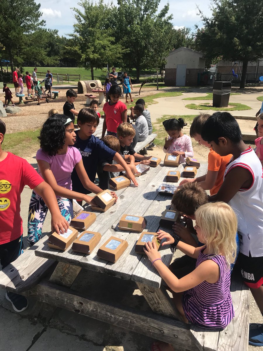 MrRmulford's tweet photo. Afternoon S’mores 👍❤️ #SummerCamp #yummy @WESSummerCamp https://t.co/ynOldwjFqU