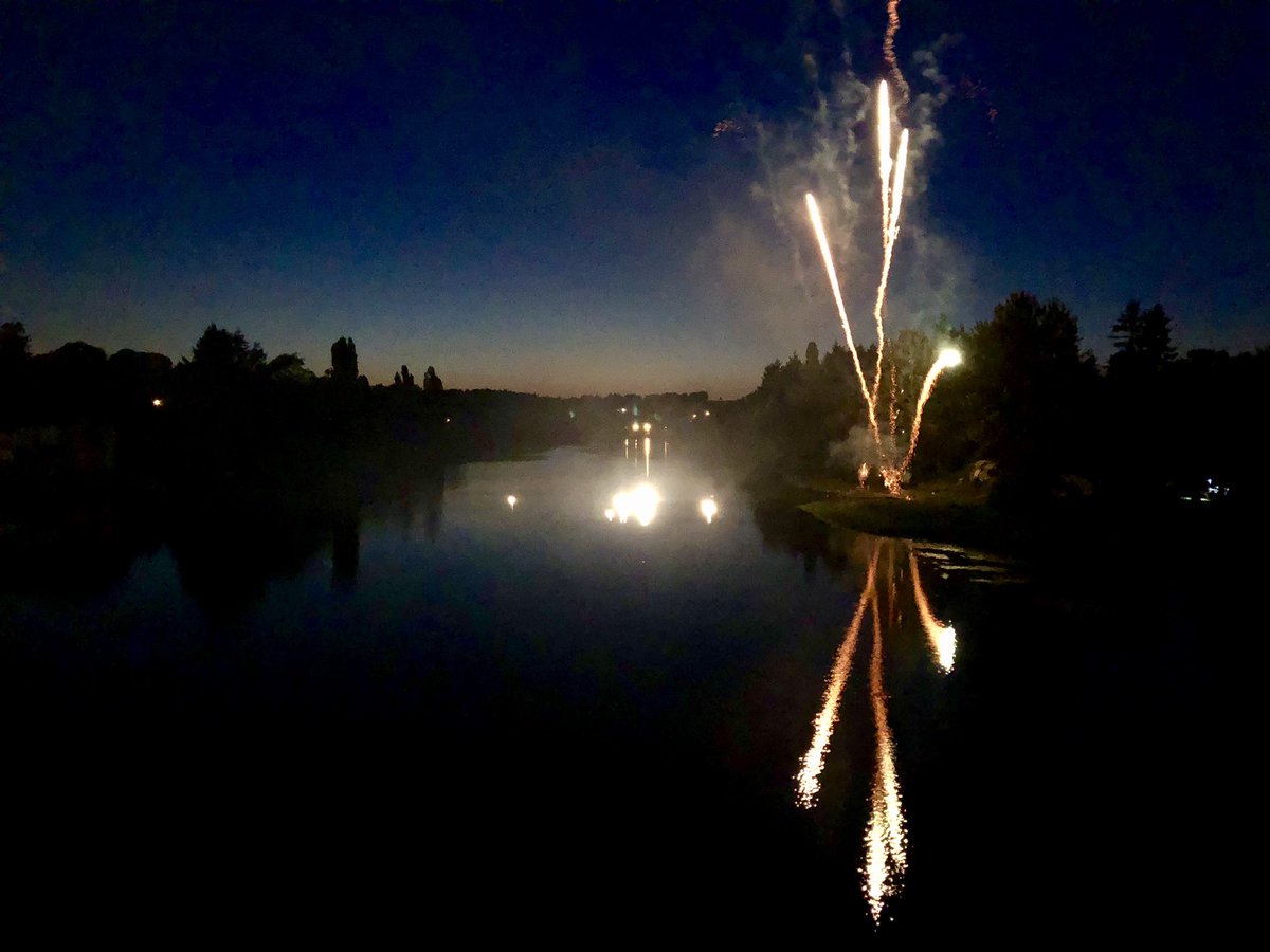 HHLifestyleTrav's tweet photo. @KinoAlyse @MattsRoadTrip @RoadtripC @takemomalong @KaraDiDomizio @SonjaSwissLife @XeniaKaepernick @CanonUSApro @YourAbruzzo @Regione_Abruzzo How about these sunset / blue hour / Bastille Day fireworks combos?!  #BlueHourWeek https://t.co/QVHfUEUNow
